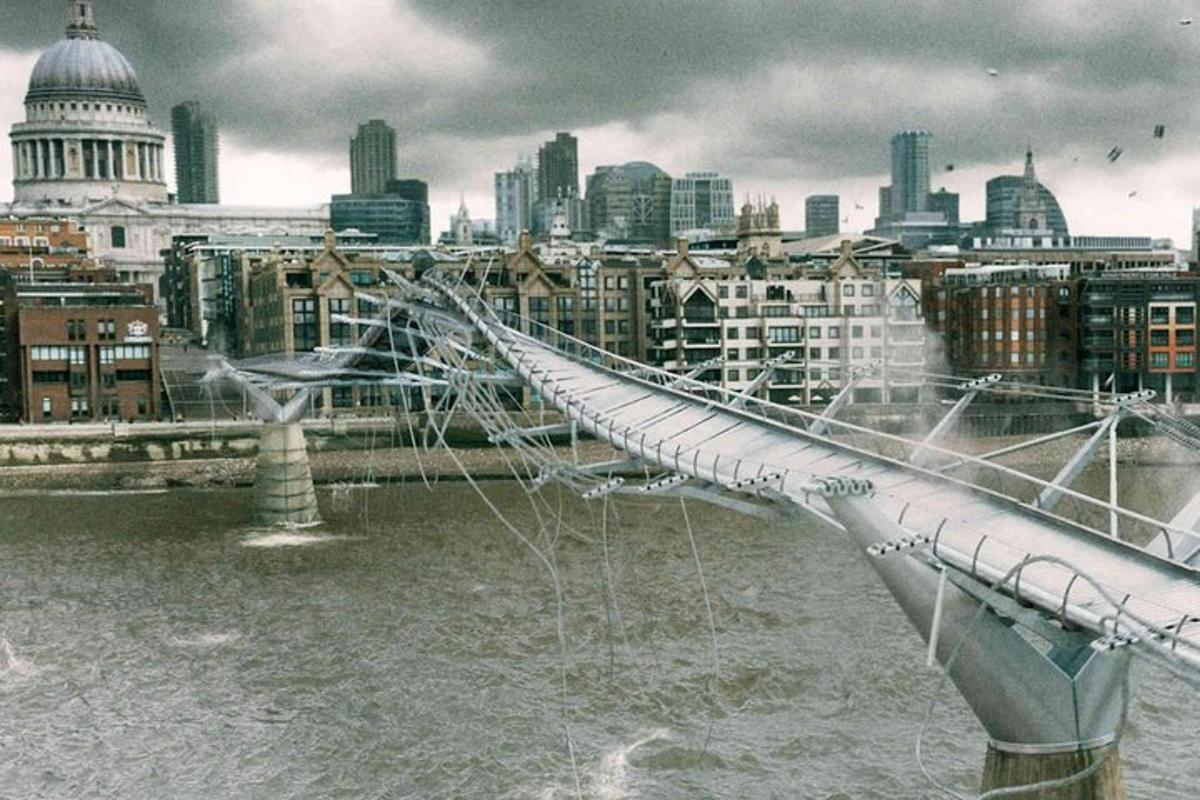 un ponte sopra un fiume con una città sullo sfondo