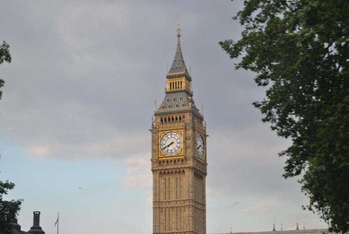 un'alta torre dell'orologio con un orologio sopra