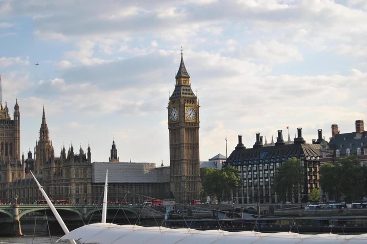 un'alta torre dell'orologio con il Big Ben in città