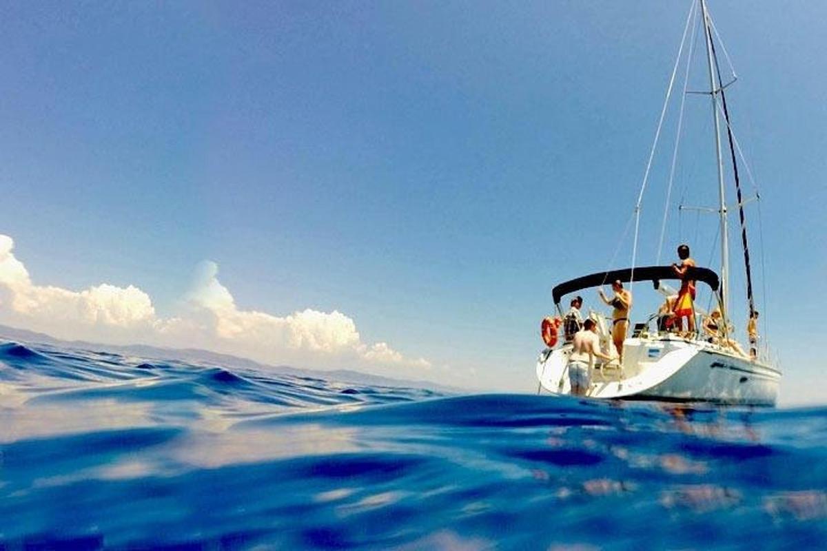 un gruppo di persone su una barca nell'oceano