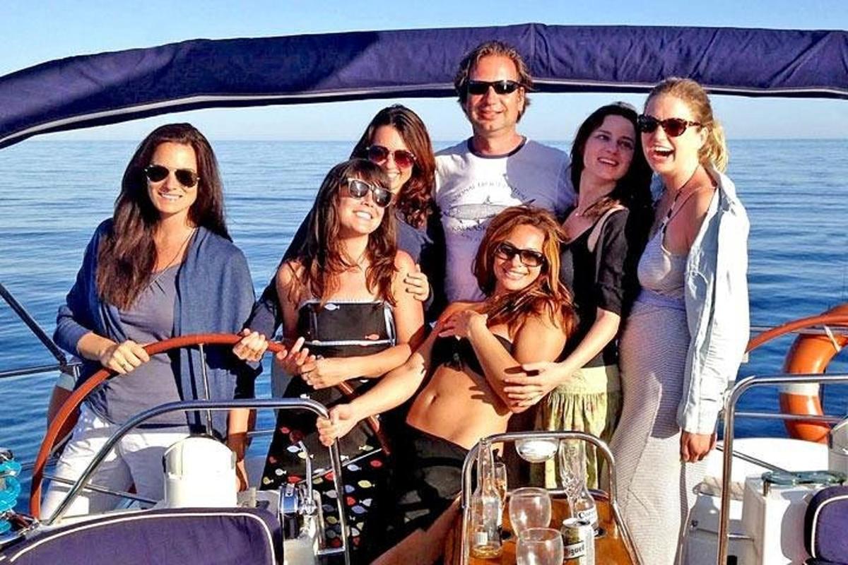 un gruppo di persone in posa per una foto su una barca