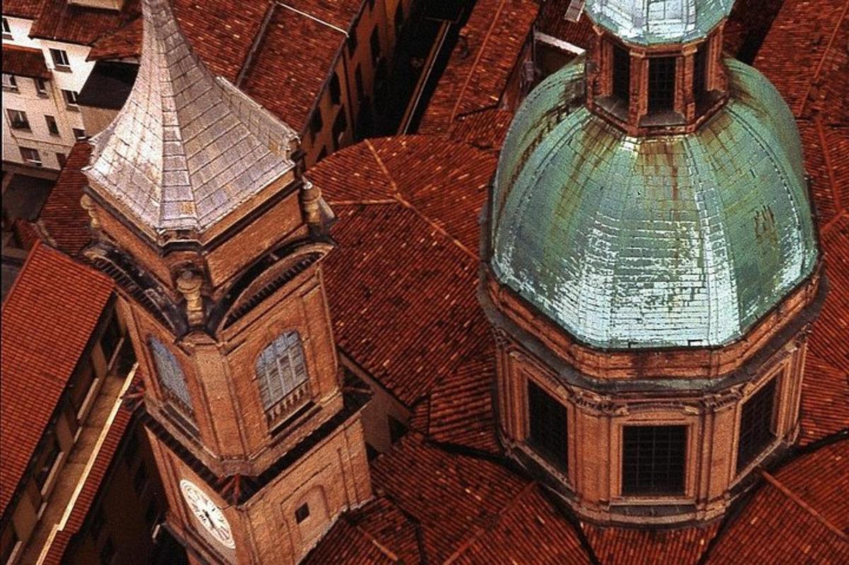 uma vista aérea de um edifício com uma torre do relógio