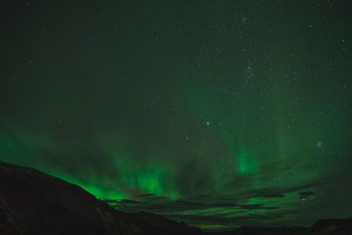 norðurljós á himni yfir fjalli
