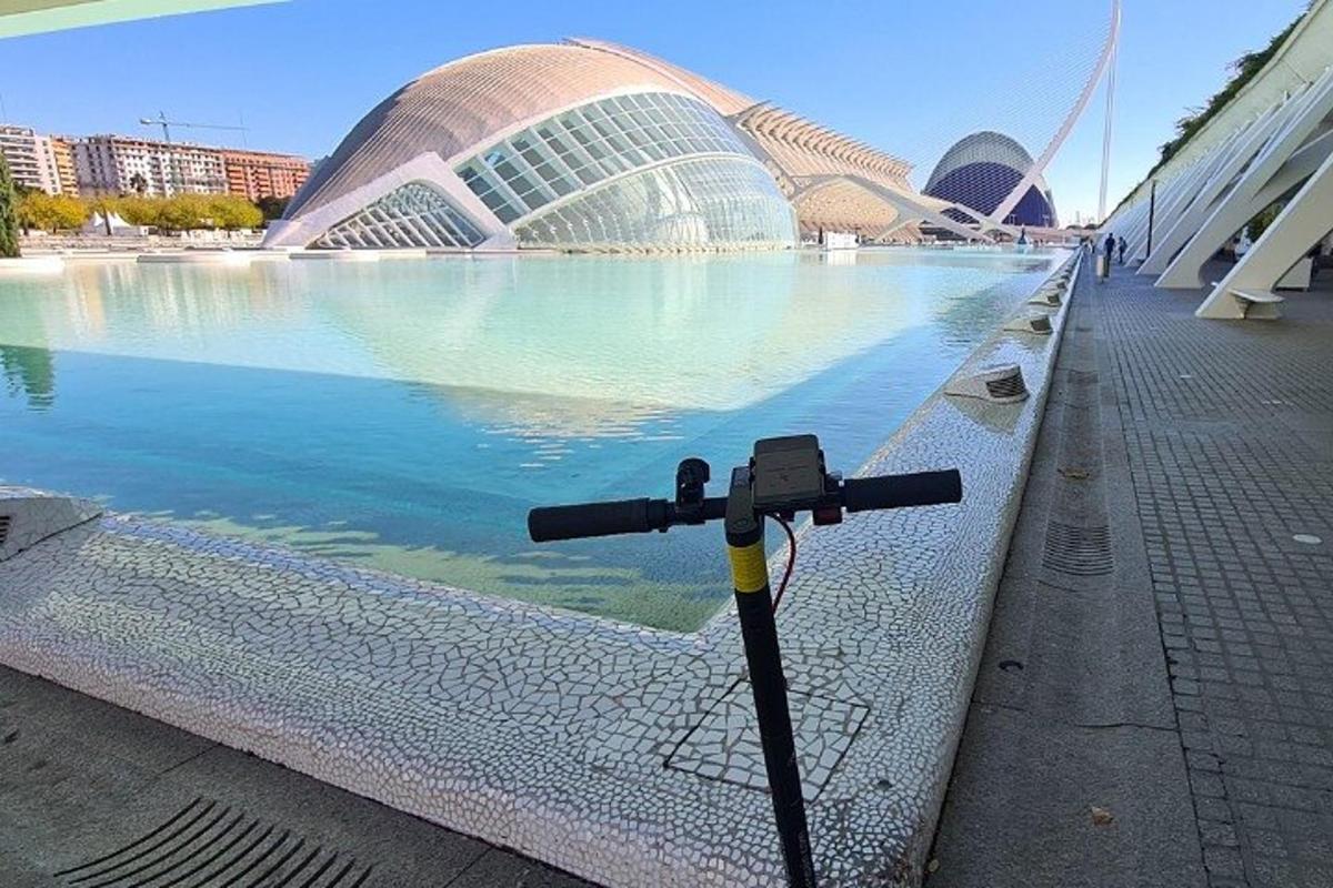 un telescopio davanti a una piscina d'acqua