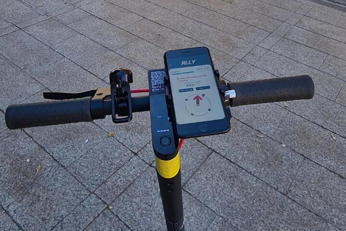 un telefono cellulare è collegato a un telescopio
