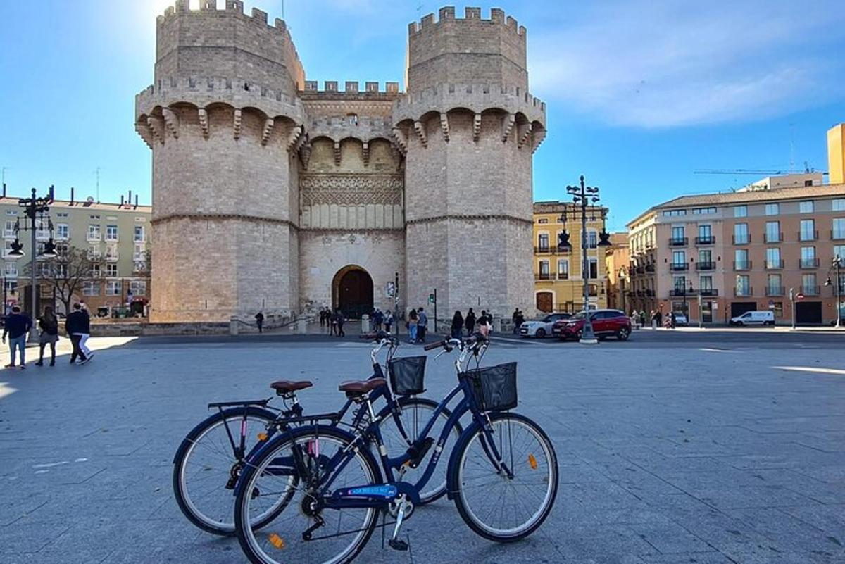 due biciclette parcheggiate davanti a un castello
