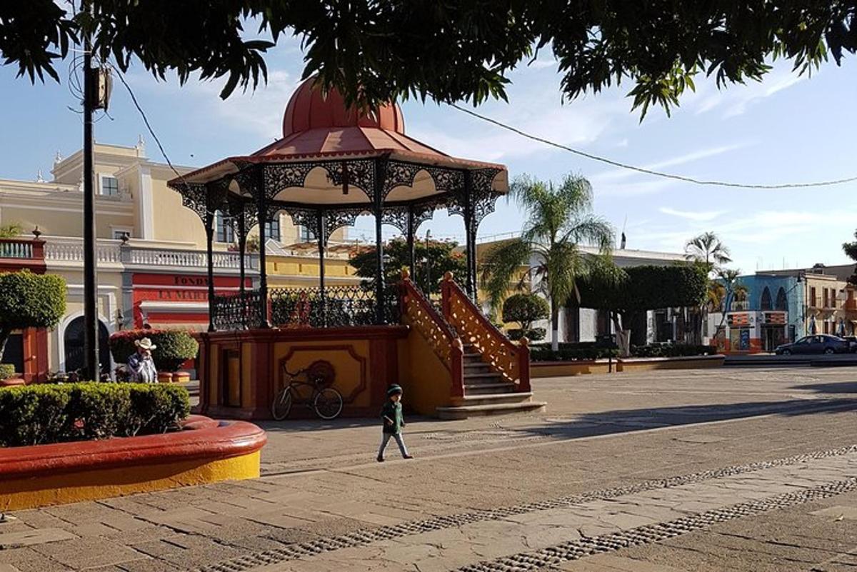 una persona che cammina davanti a un gazebo in una strada