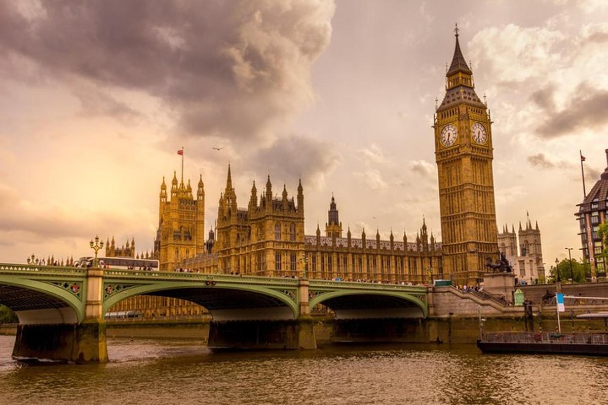 một cây cầu bắc qua sông có tháp đồng hồ và đồng hồ big ben