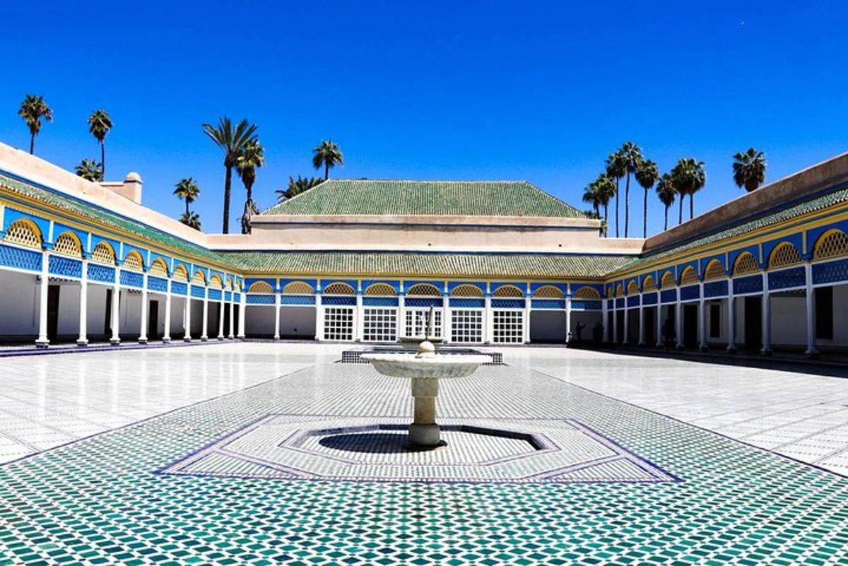 una fuente en el patio de un edificio con palmeras
