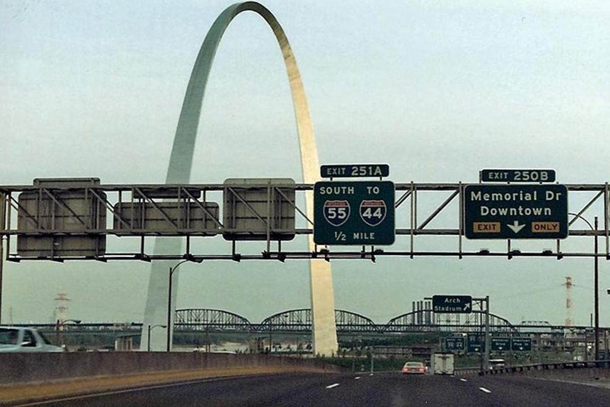 a view of a highway with the gateway arch