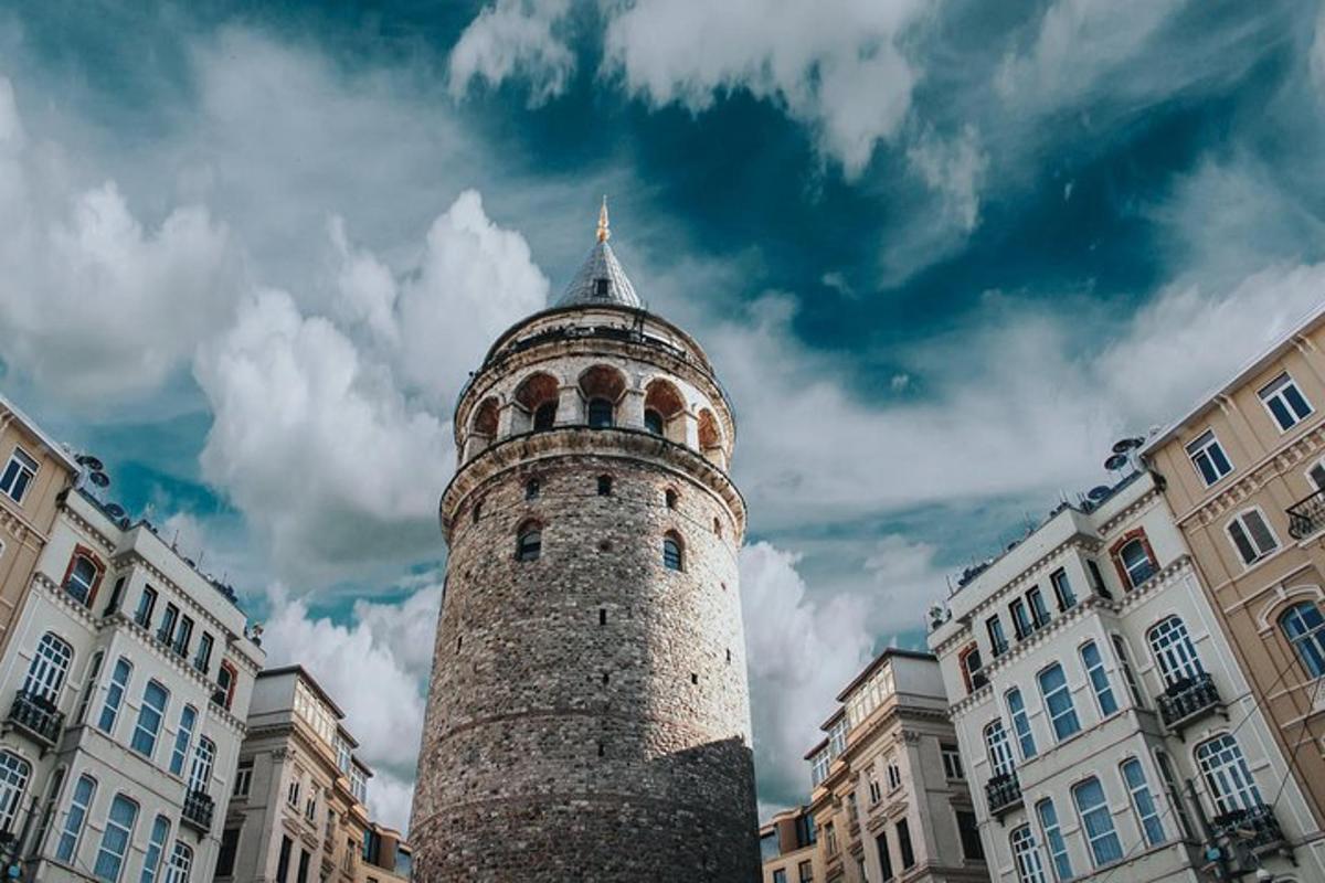 kõrge telliskivitorn, mille taustal on hoone