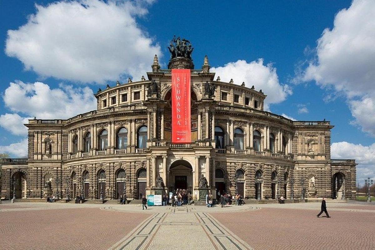 un gran edifici amb un rètol vermell al davant