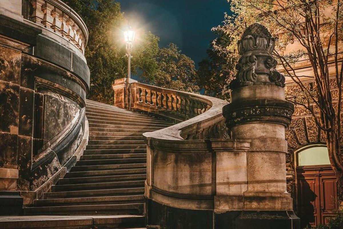 un conjunt d'escales amb un fanal al costat d'un edifici