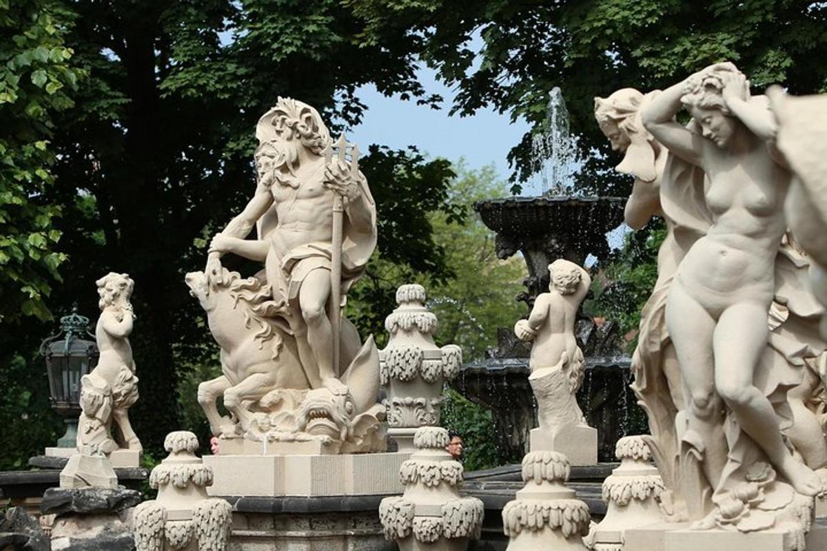 una font amb estàtues blanques en un parc