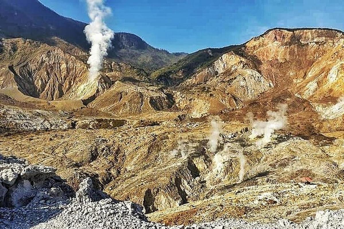 một quang cảnh của một ngọn núi với khói bốc ra từ đó