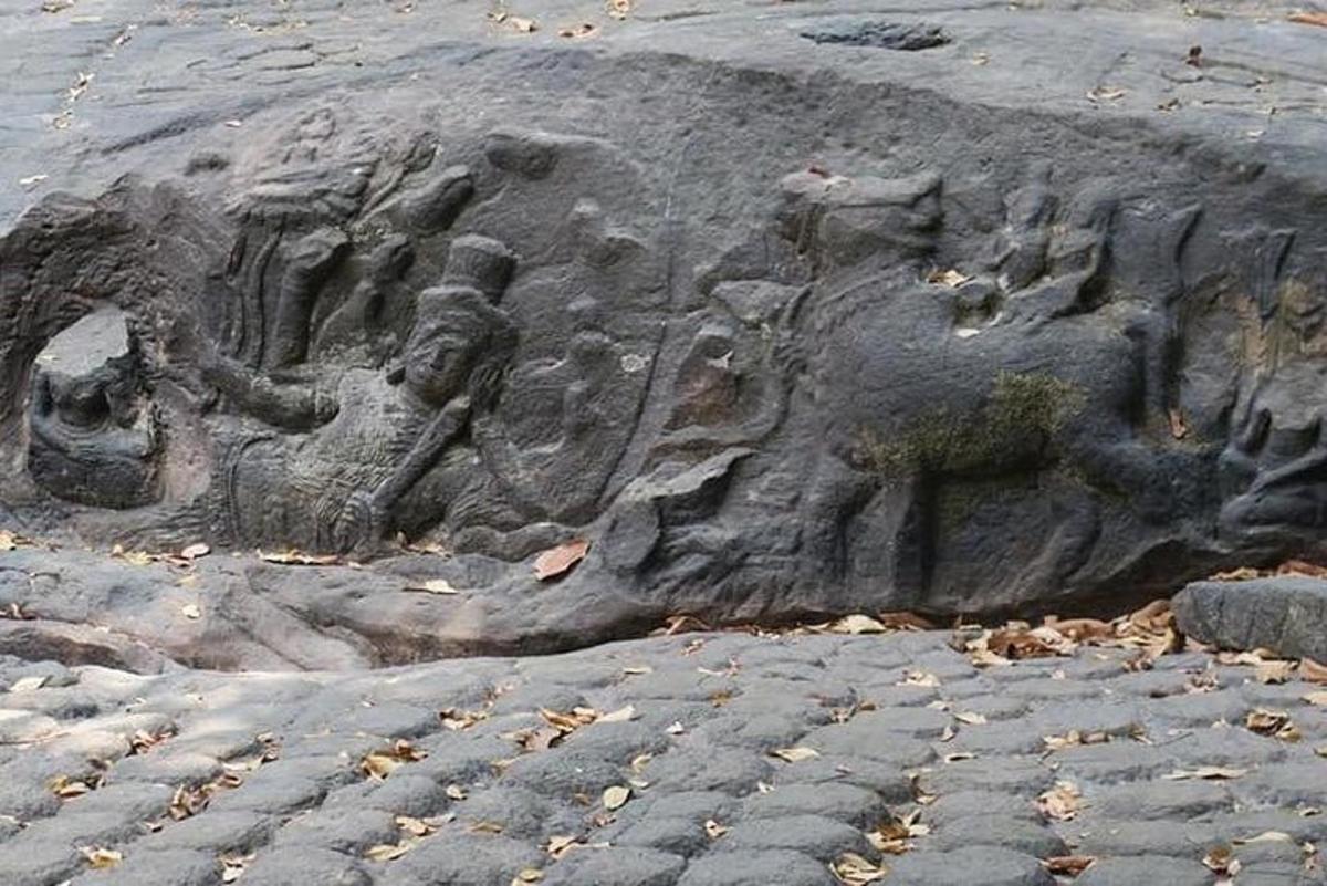 eine Sandskulptur eines Elefanten auf dem Boden