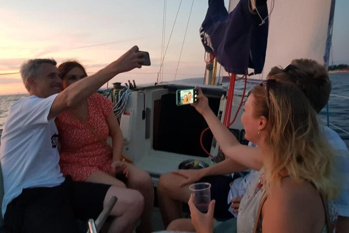 grupp inimesi paadis pilti tegemas