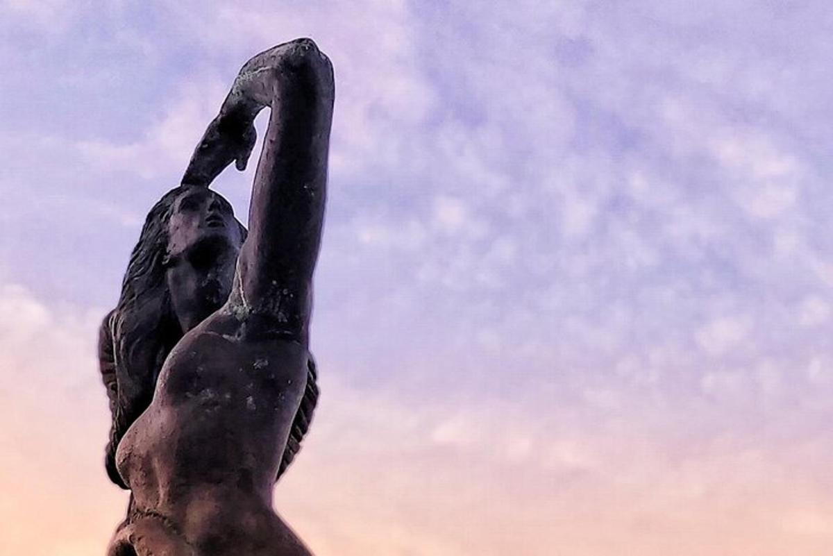 una statua di un uccello con la testa in aria