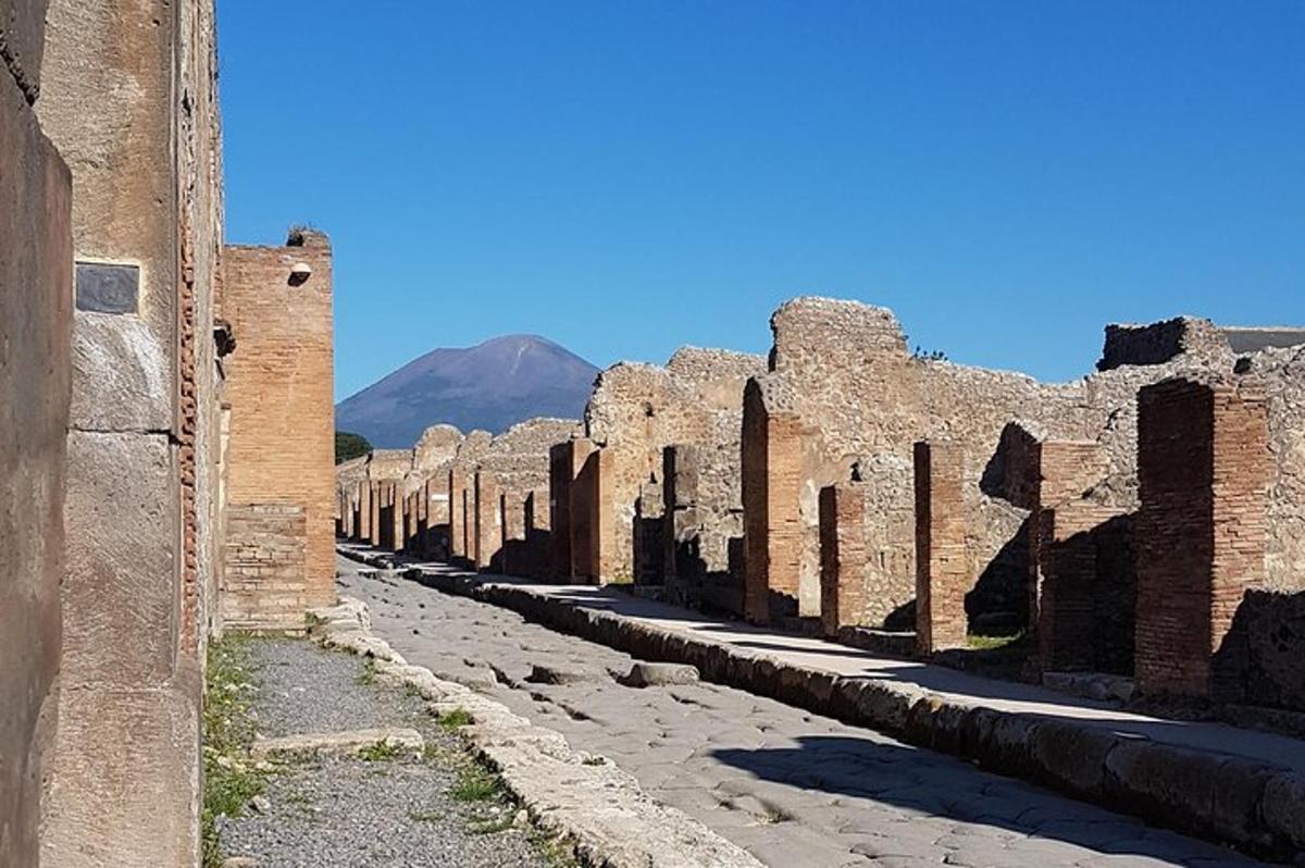 řada ruin s horou v pozadí