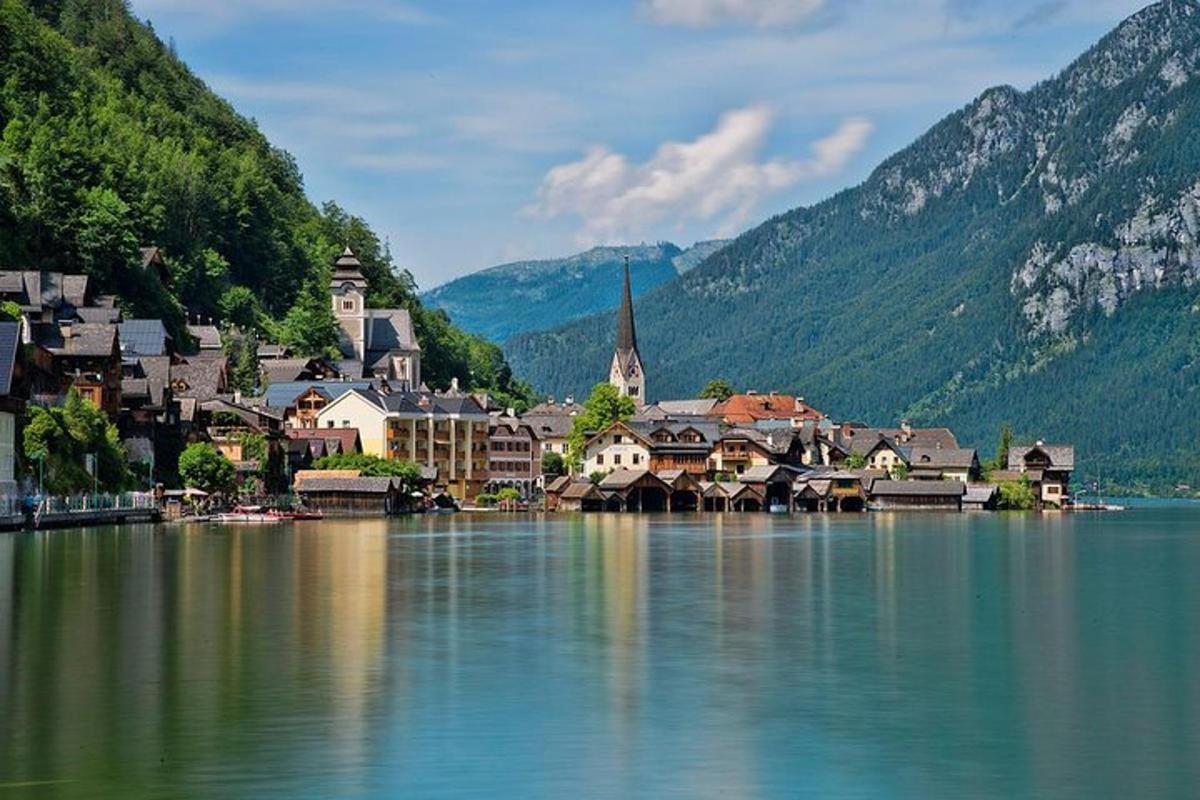 uma pequena cidade em um lago nas montanhas