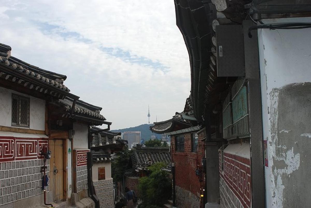 un vicolo con edifici in una città asiatica
