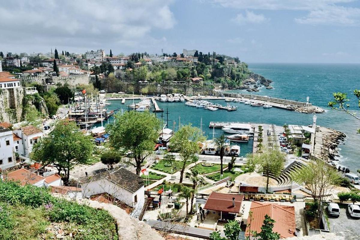 vista d'un port amb vaixells a l'aigua