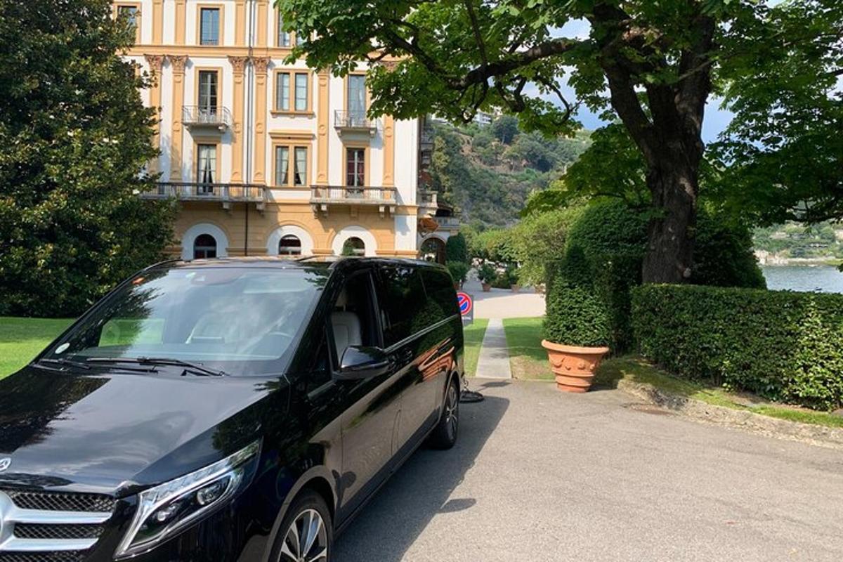 must auto pargitud hoone ette