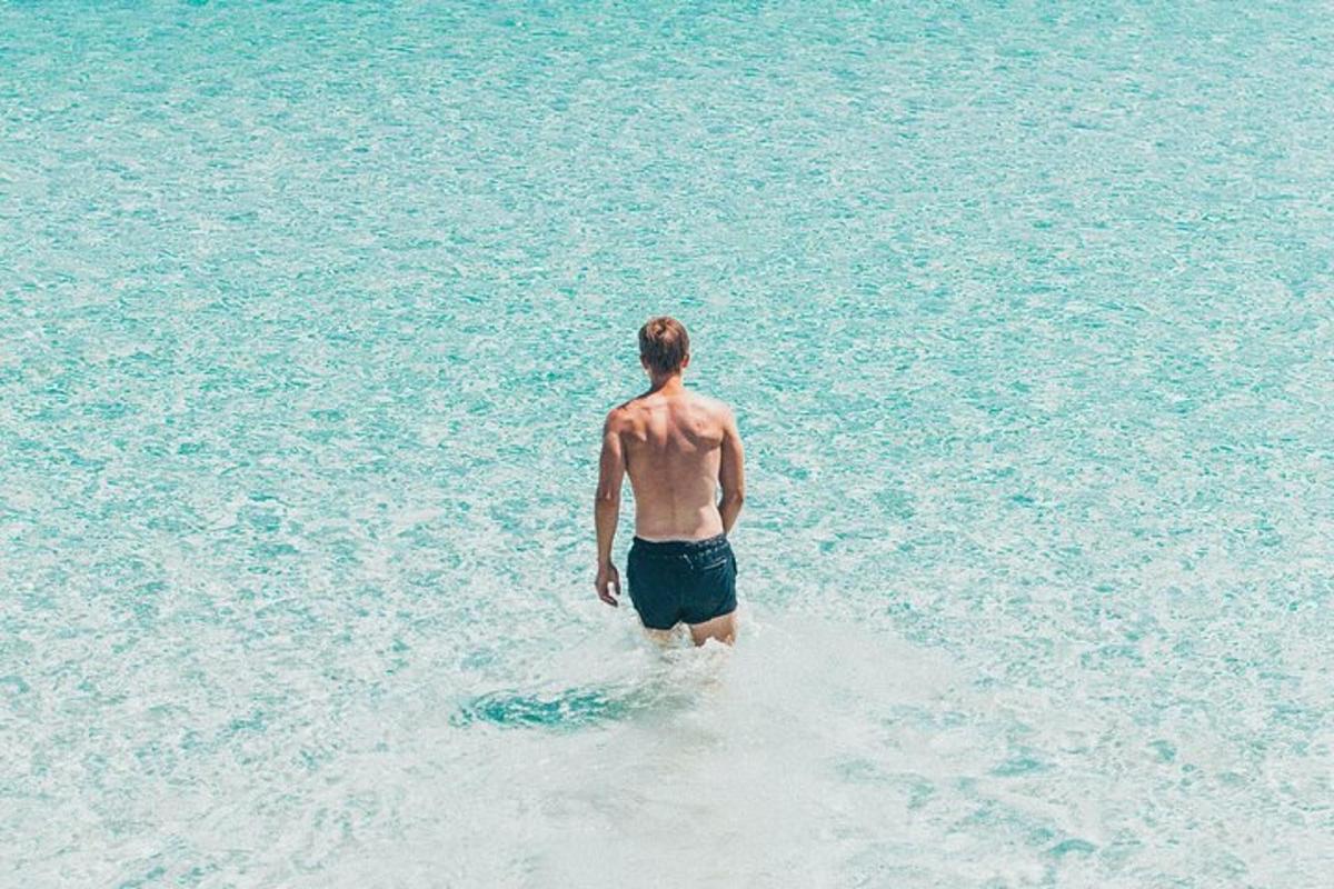 en mann som står i vannet i havet