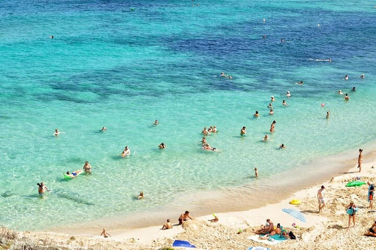 eine Gruppe von Menschen im Wasser an einem Strand