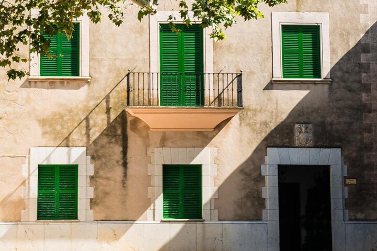 ein Gebäude mit grünen Fensterläden und einer Treppe