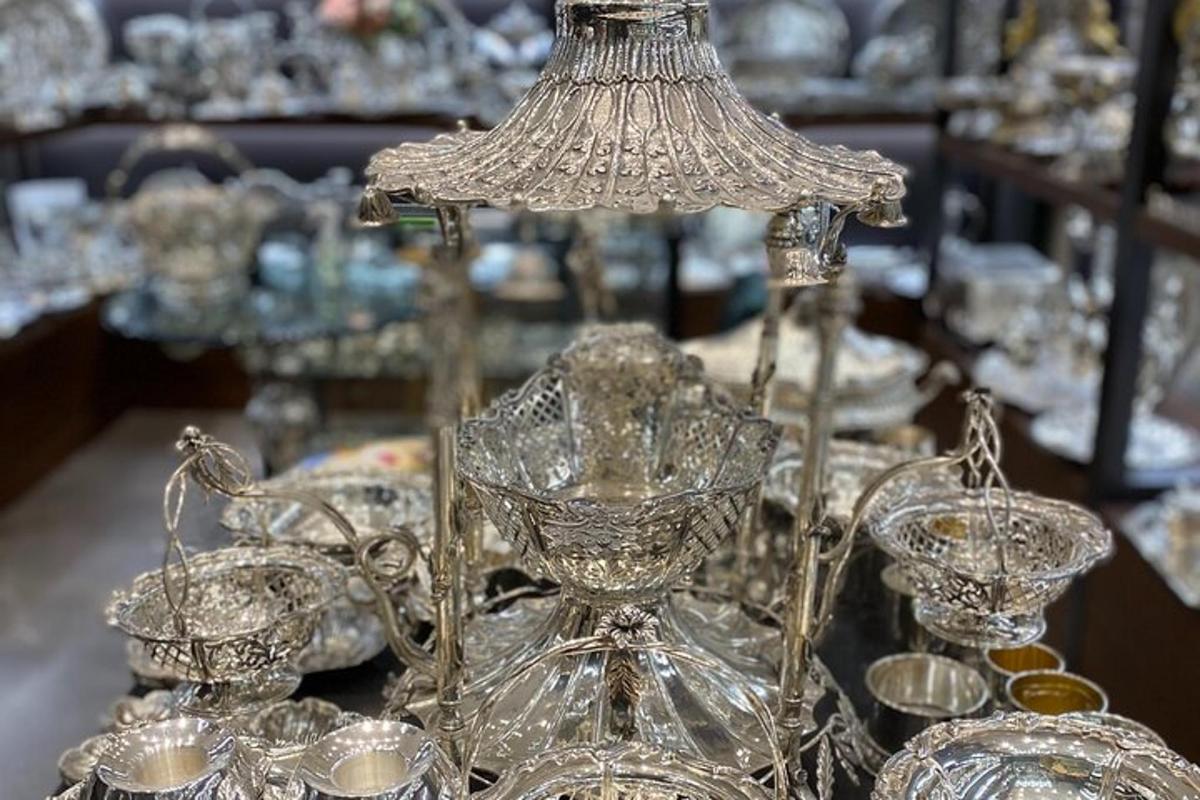 isang grupo ng mga glass vase at tasa sa isang mesa