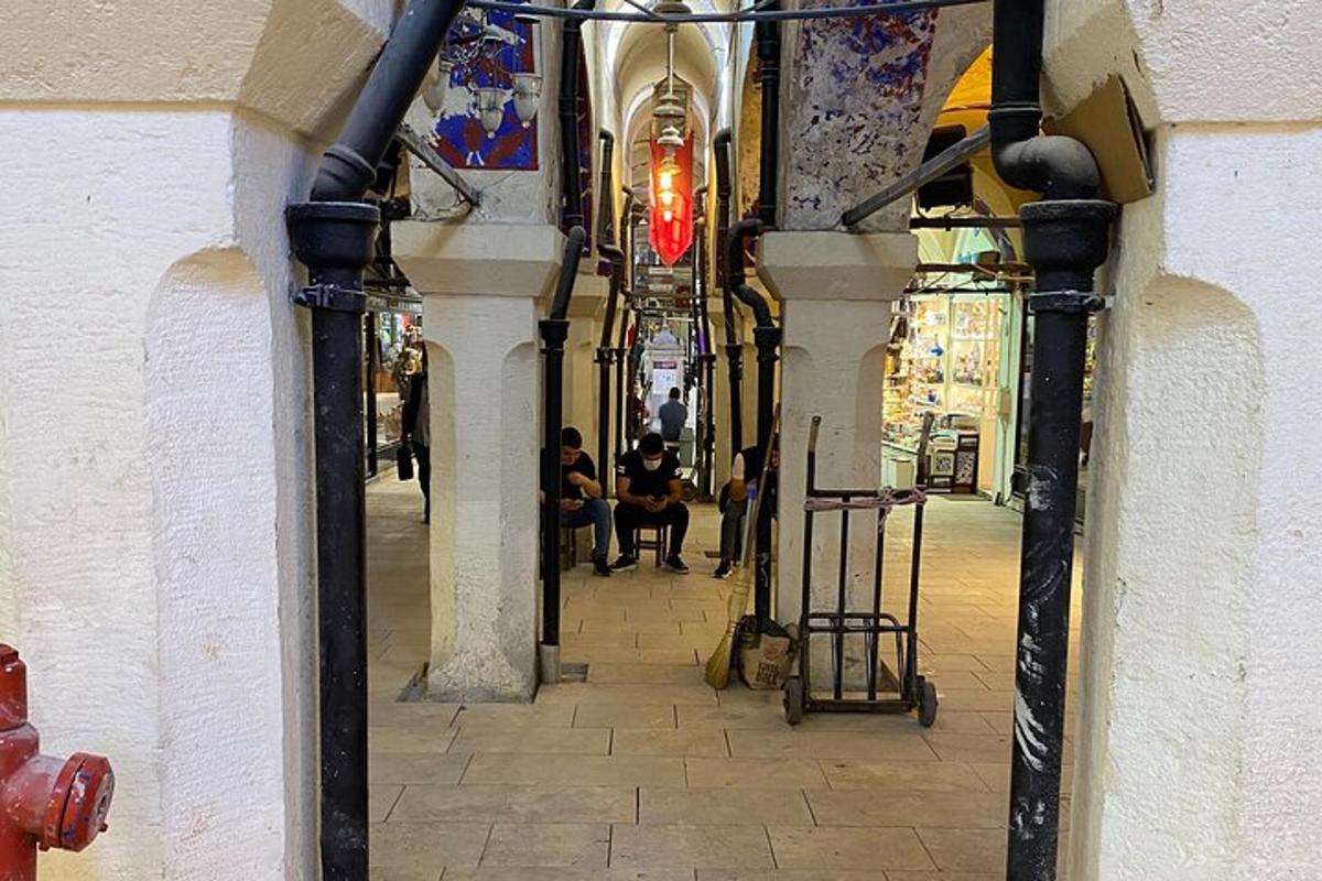 uma vista de um beco com pessoas sentadas na rua