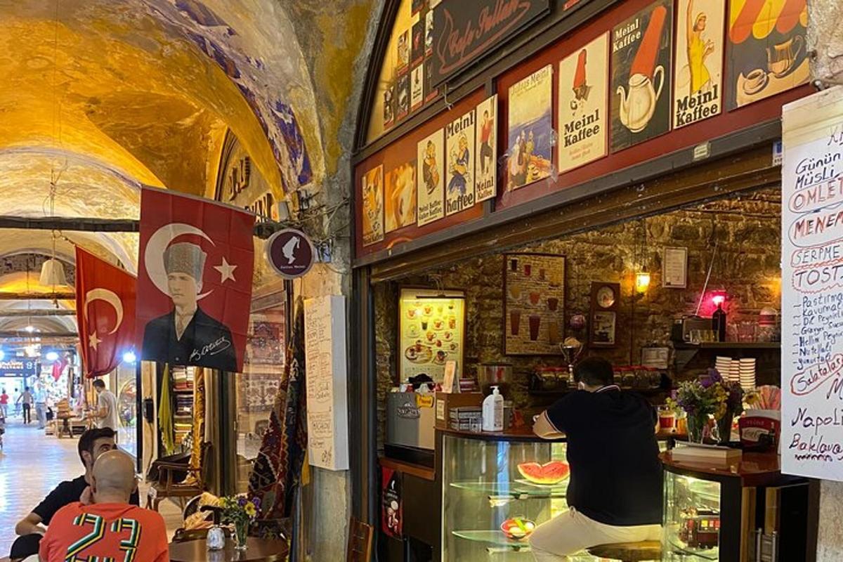 um homem sentado em um bar em um restaurante
