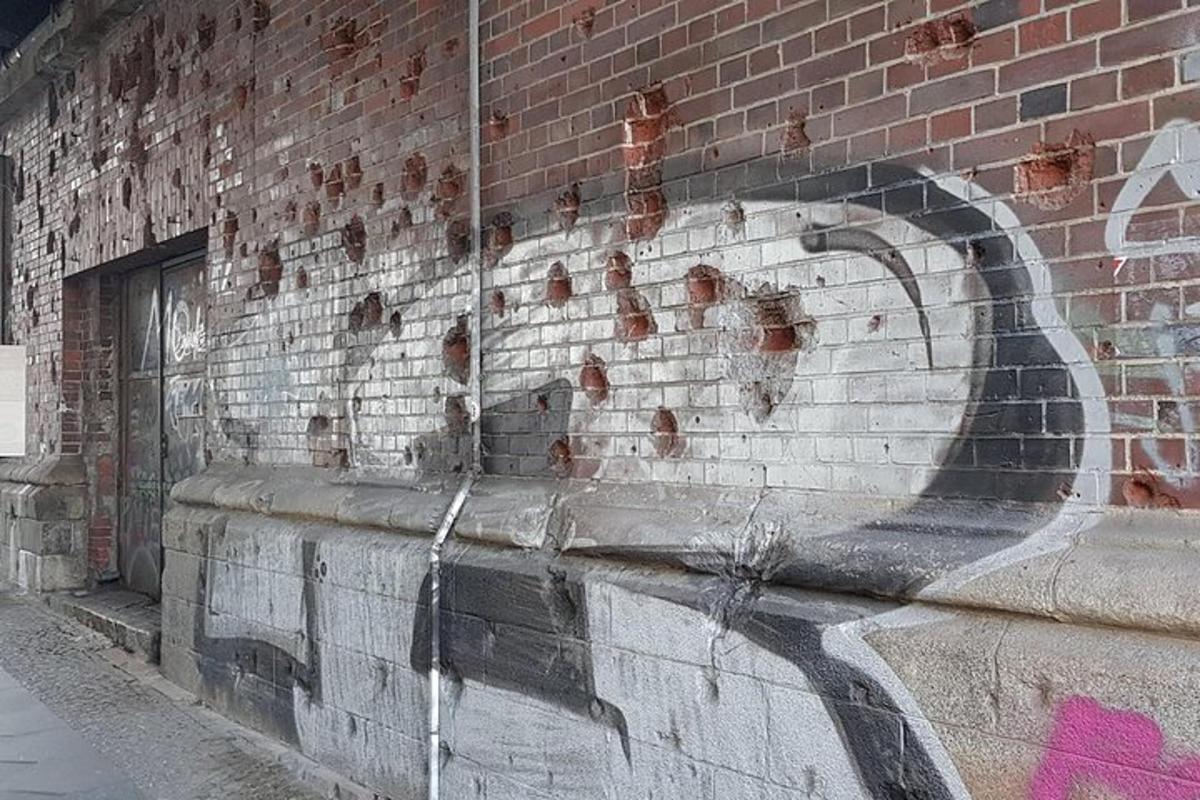 Una pared de ladrillos con un mural de un teléfono.