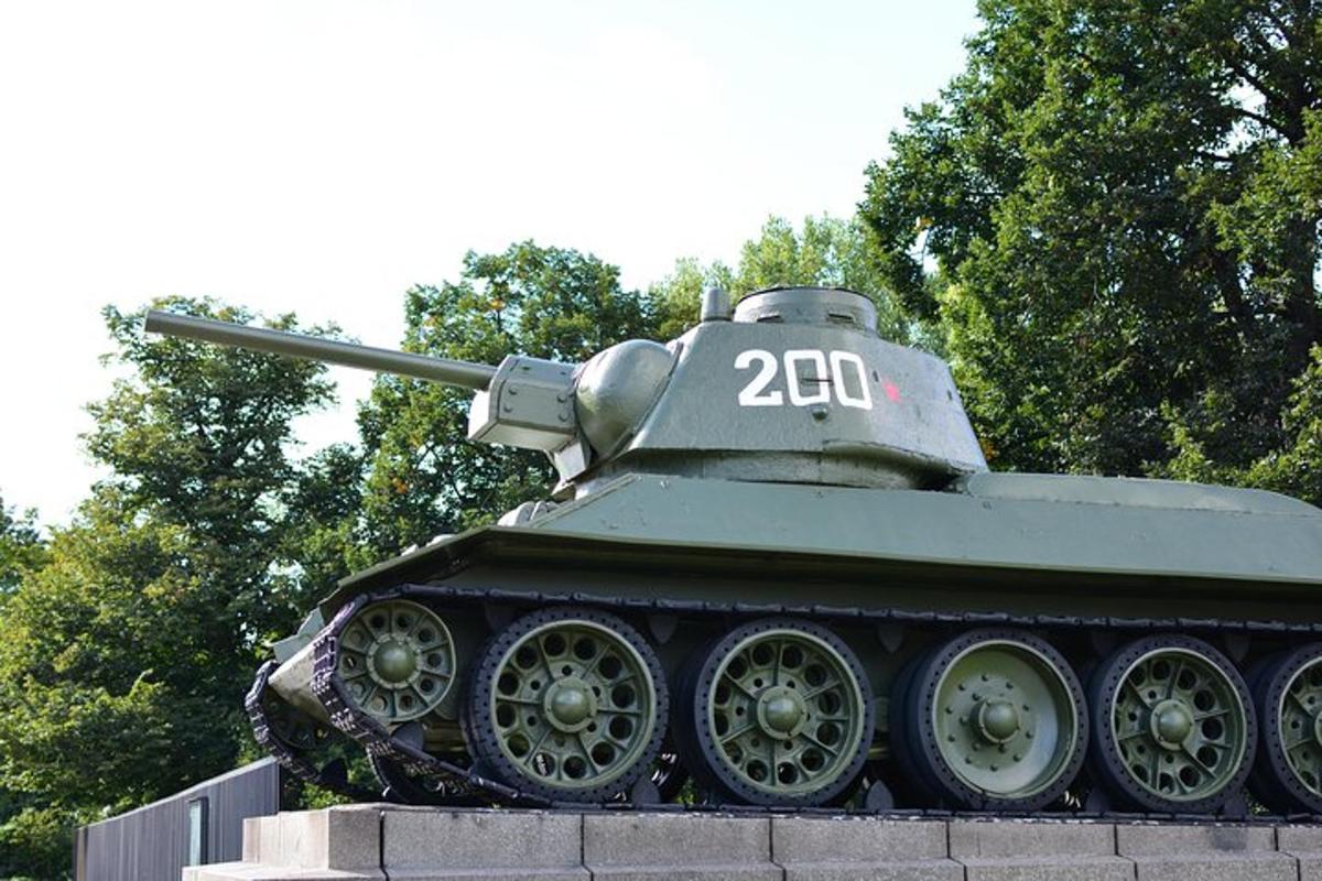 un carro armato appoggiato su un muro