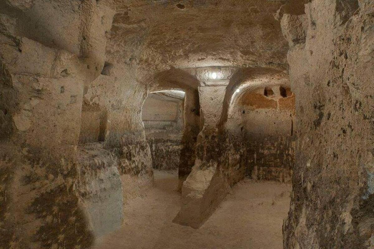 an old dirty room with a tunnel in a building
