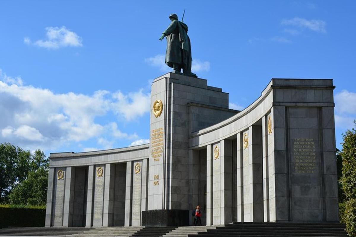 una estatua de un hombre en la cima de un monumento