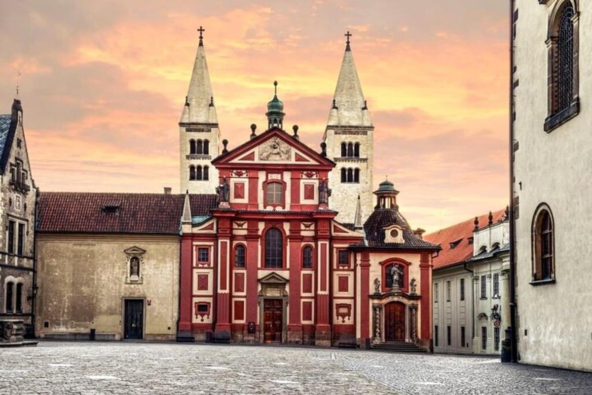 stará budova s dvoma vežami v meste