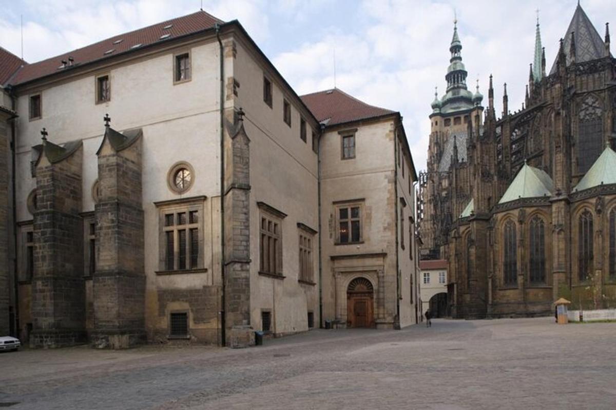 didelis pastatas priešais katedrą