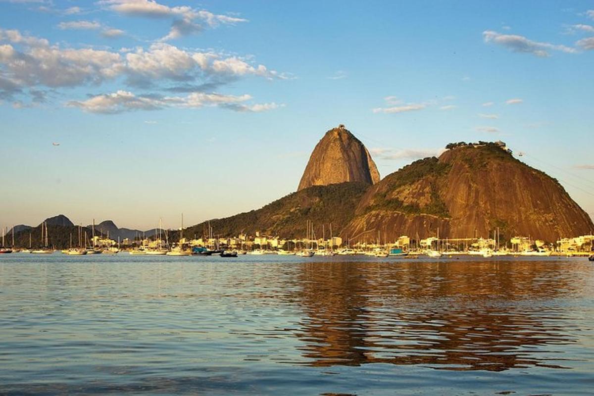 una vista di un porto con due montagne nell'acqua