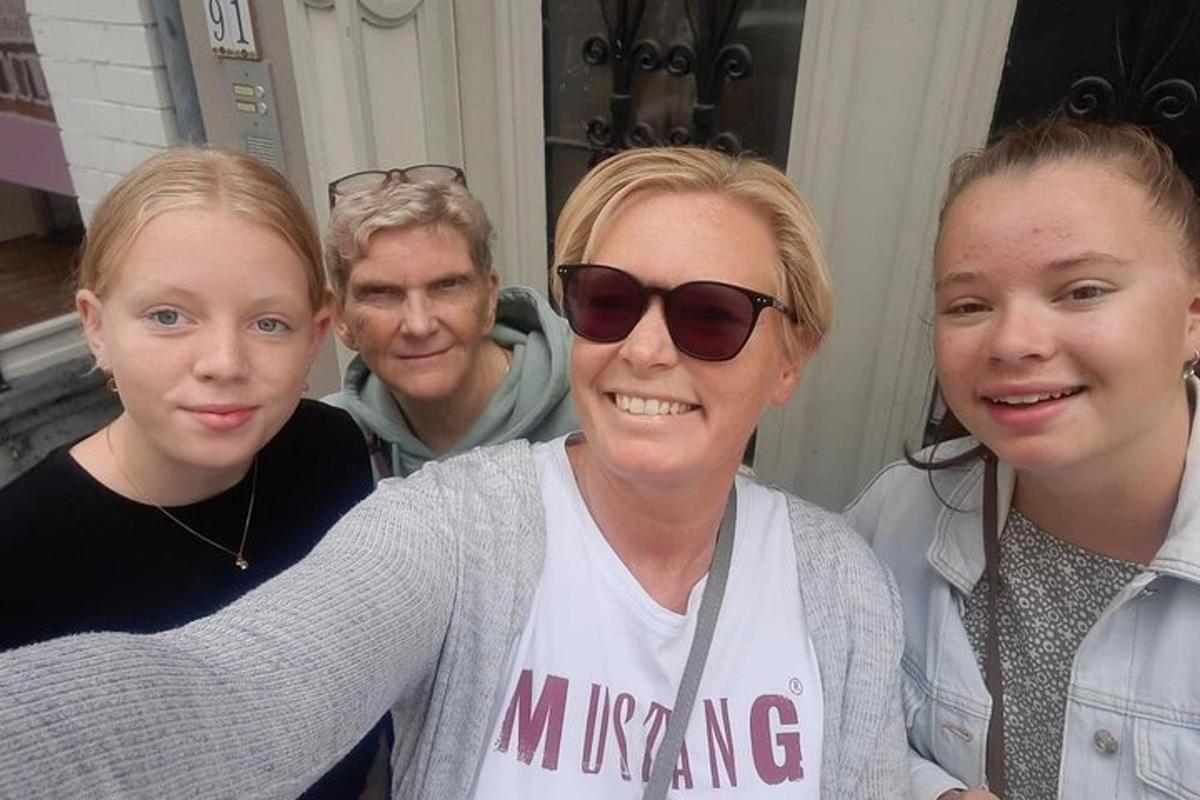 Þrjár konur og karlmaður pósa fyrir myndatöku