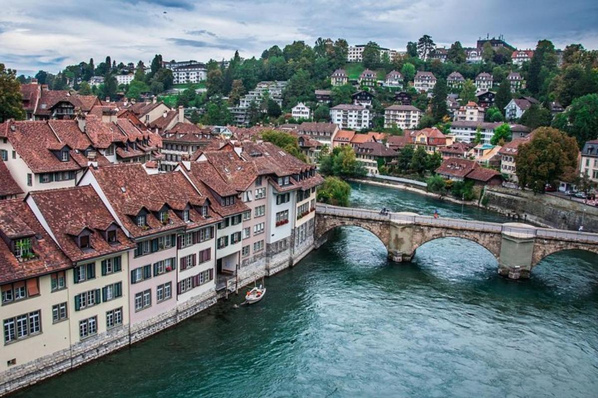 Un puente sobre un río en una ciudad con edificios.