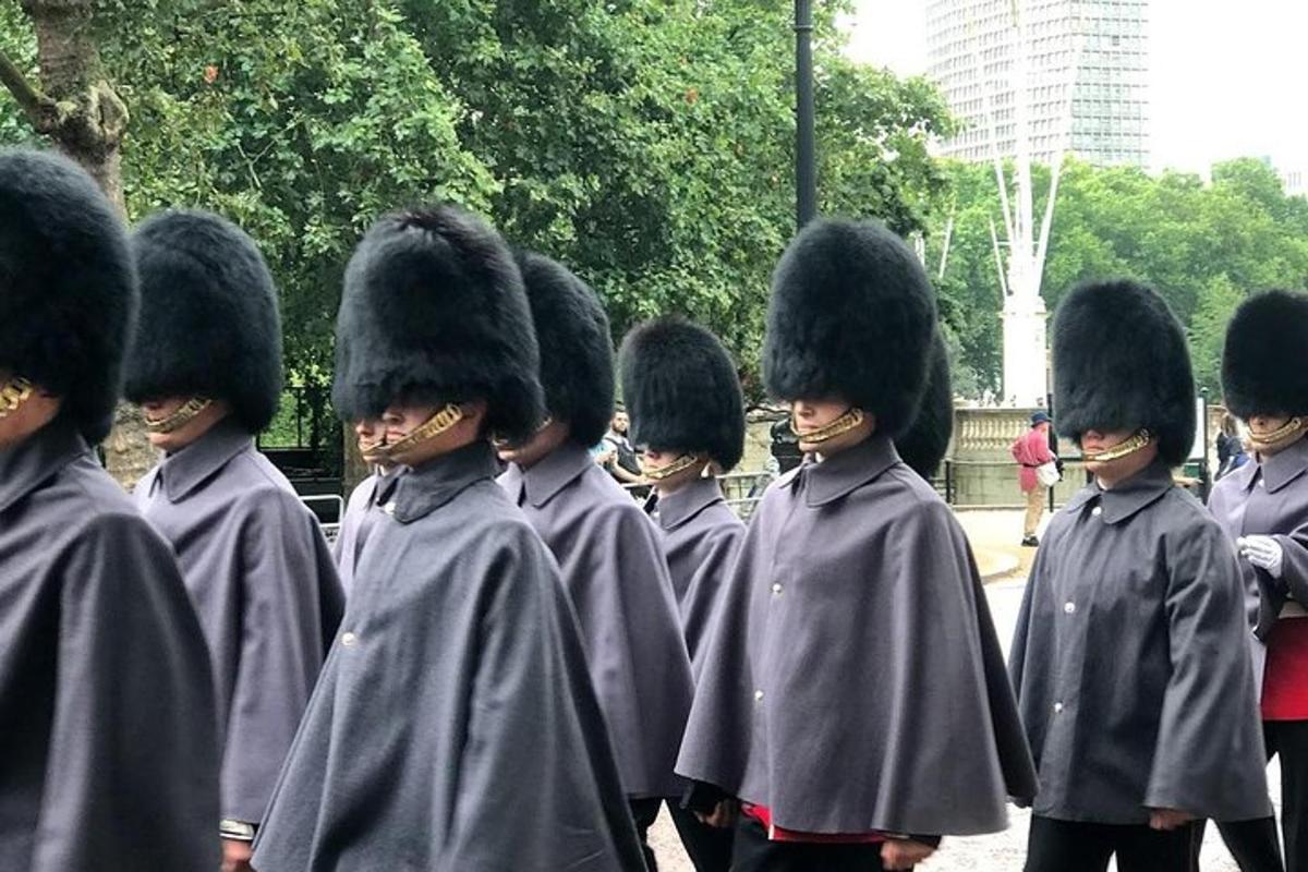 um grupo de crianças uniformizadas caminhando por uma rua