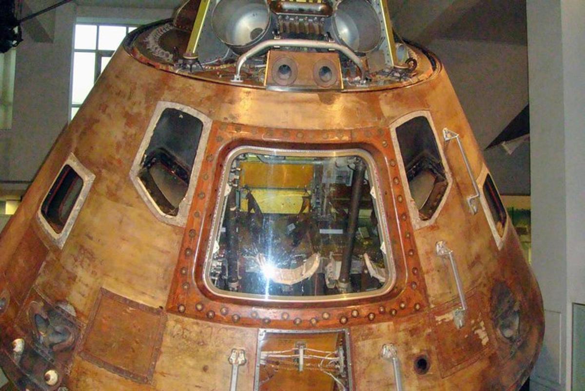eine Nahaufnahme des Cockpits eines alten
