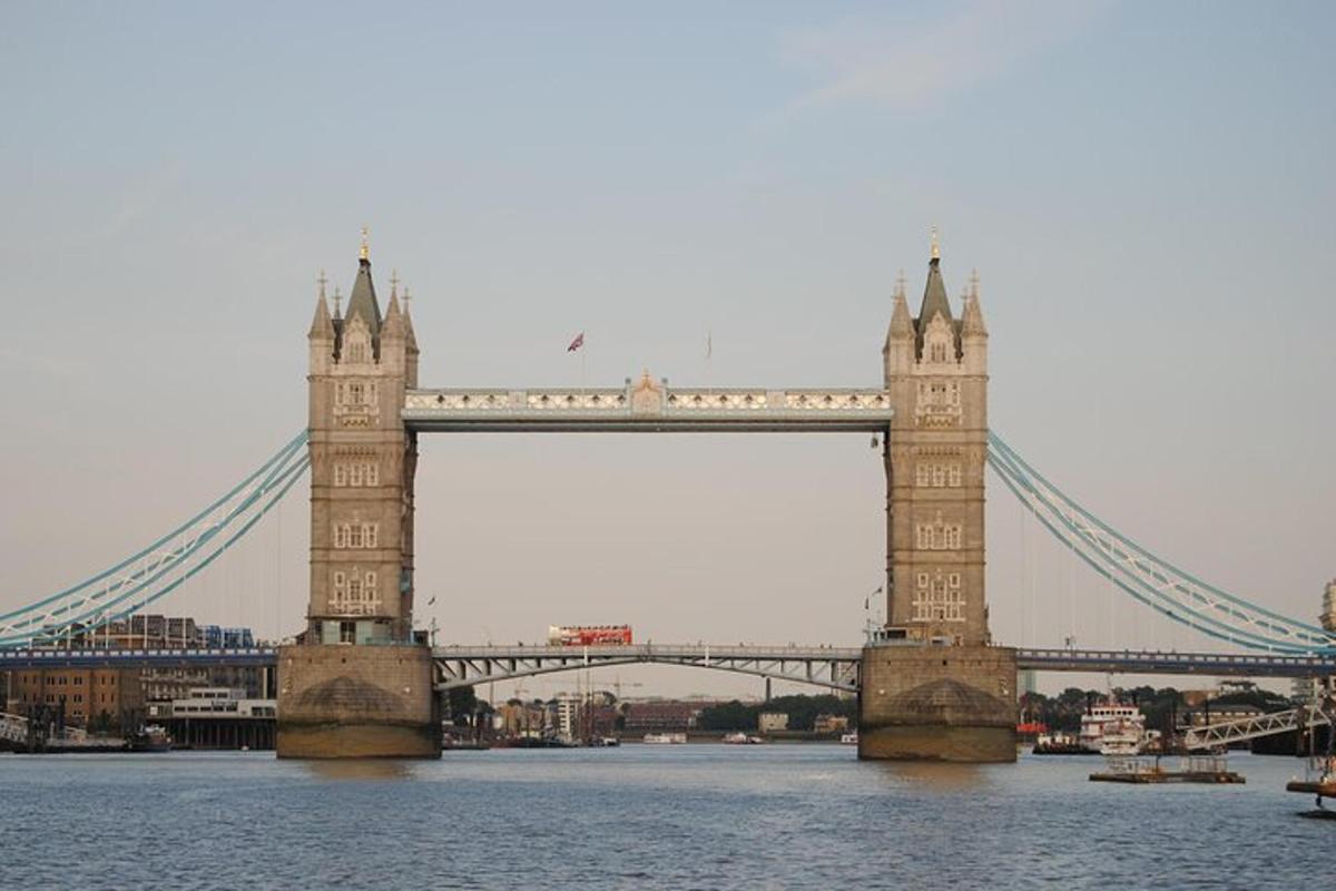 egy függőhíd a víz felett Londonban
