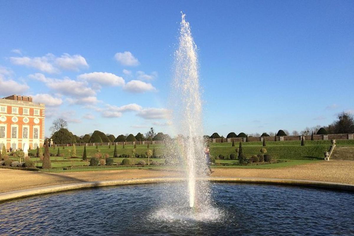 公園の池の真ん中にある噴水
