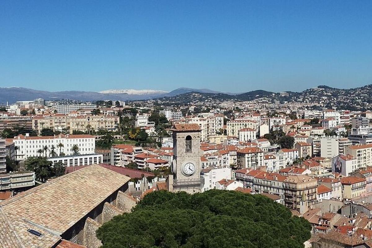 una vista d'una ciutat amb una torre del rellotge