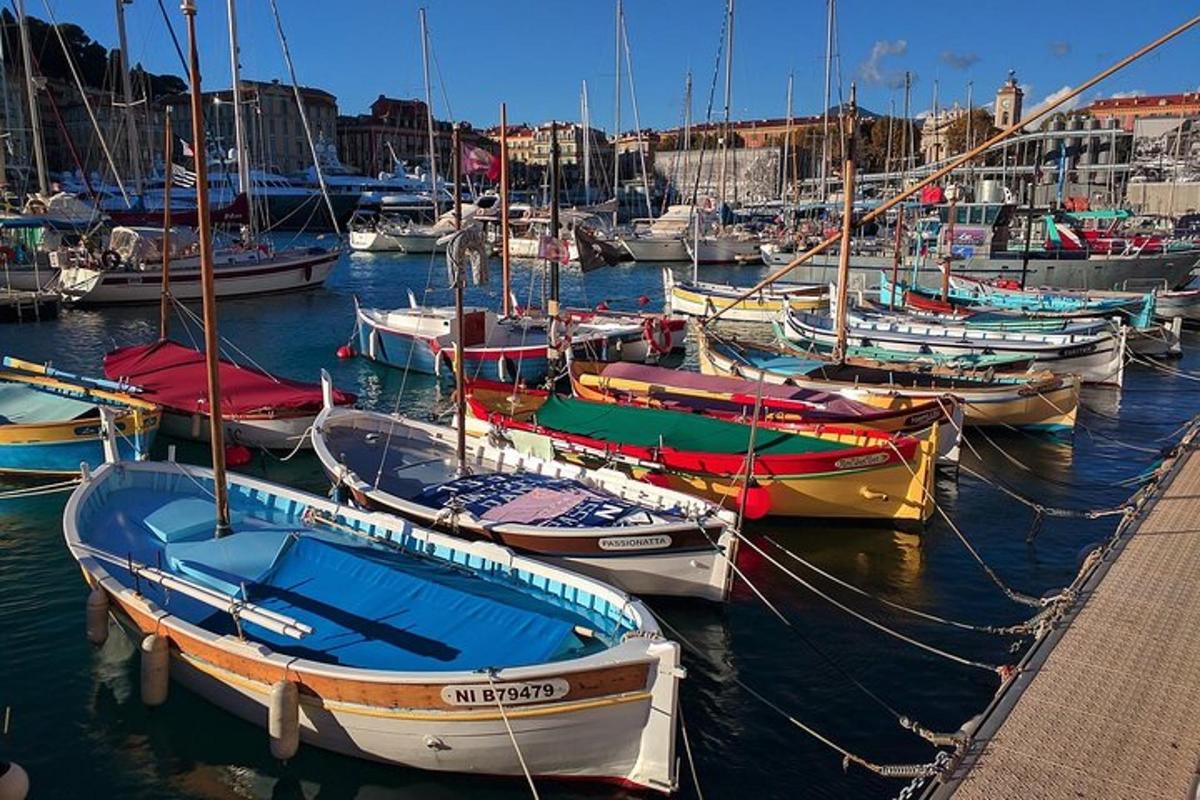 un munt de vaixells estan atracats en un port