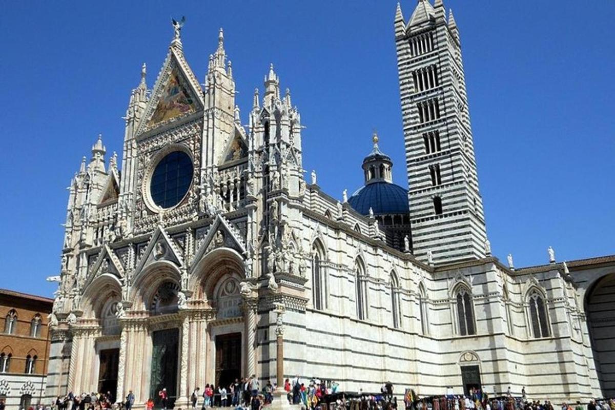 una grande cattedrale bianca con un'alta torre in cima