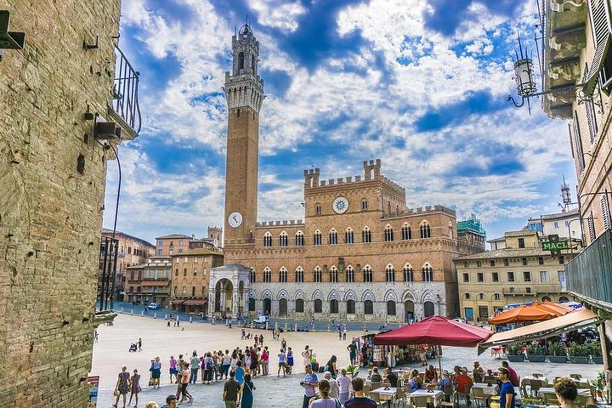 una piazza cittadina con una torre dell'orologio e un edificio